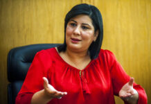 Tunisie : Abir Moussi condamnée à 12 ans de prison Le président du Parti destourien libre (PDL) Abir Moussi, candidat aux prochaines élections présidentielles, répond à l'Associated Press à Tunis, jeudi 29 août 2019. Les femmes tunisiennes peuvent avorter, demander le divorce et jouir d'autres droits inconnus dans certaines parties du monde arabe - et deux candidats à la présidence disent qu'il est temps de mettre une femme à la tête du pays.