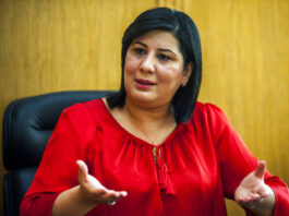 Tunisie : Abir Moussi condamnée à 12 ans de prison Le président du Parti destourien libre (PDL) Abir Moussi, candidat aux prochaines élections présidentielles, répond à l'Associated Press à Tunis, jeudi 29 août 2019. Les femmes tunisiennes peuvent avorter, demander le divorce et jouir d'autres droits inconnus dans certaines parties du monde arabe - et deux candidats à la présidence disent qu'il est temps de mettre une femme à la tête du pays.