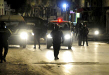 Des policiers font face à des manifestants lors d'affrontements dans la ville d'Ettadhamen près de Tunis, mardi 19 janvier 2021. Une vague croissante d'agitation de la jeunesse, puisant dans un puits de frustration économique, balaie la Tunisie et inquiète ses dirigeants jusqu'au plus haut niveau. Après tout, c'est le pays qui a déclenché les révolutions du printemps arabe en 2011