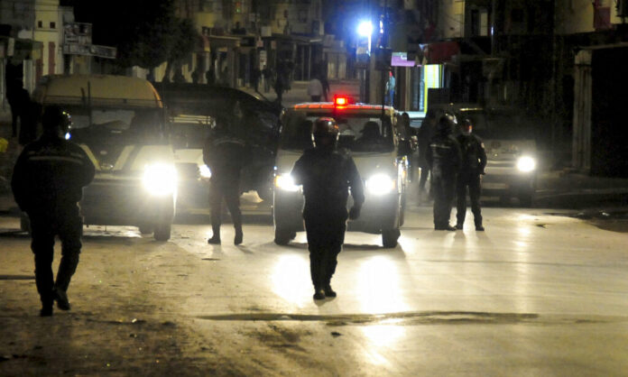 Des policiers font face à des manifestants lors d'affrontements dans la ville d'Ettadhamen près de Tunis, mardi 19 janvier 2021. Une vague croissante d'agitation de la jeunesse, puisant dans un puits de frustration économique, balaie la Tunisie et inquiète ses dirigeants jusqu'au plus haut niveau. Après tout, c'est le pays qui a déclenché les révolutions du printemps arabe en 2011