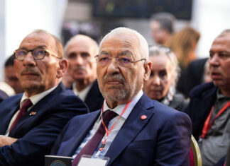 Appareil secret Ennahda : Ghannouchi condamné à perpétuité, un verdict historique secoue la Tunisie Islamist Ennahdha Party leader Rached Ghannouchi (C) attends the Truth and Dignity Commission (TDC) closing conference in the capital Tunis on December 14, 2018. - The Truth and Dignity Institute, set up in 2014 following the 2011 revolution with a mandate to "reveal the truth about the human rights violations" between 1955 and 2013, is to submit its recommendations to Tunisia's leadership on December 14-15 at a public event before the full report is submitted by December 31. (Photo by FETHI BELAID / AFP) (Photo credit should read FETHI BELAID/AFP via