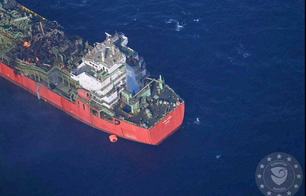 Cette image non datée publiée par la mission navale Aspides de l'Union européenne montre le pétrolier Falcon après un incendie dans le golfe d'Aden, au large des côtes du Yémen. (Opération Aspides de l'Union européenne via AP)