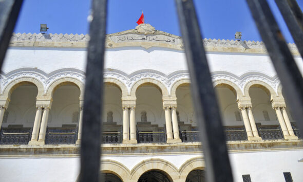 منظر عام لقصر العدالة في تونس العاصمة، تونس، الأربعاء، 8 يونيو/حزيران 2022. نظّم المحامون والقضاة التونسيون احتجاجًا صغيرًا أمام محاكم العاصمة يوم الأربعاء في إطار إضرابهم الذي استمر أسبوعًا بعد إقالة الرئيس لـ 57 قاضيًا.