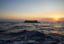 40 مهاجراً، بينهم أطفال رضع، يلقون حتفهم في حادث غرق قارب قبالة السواحل التونسية